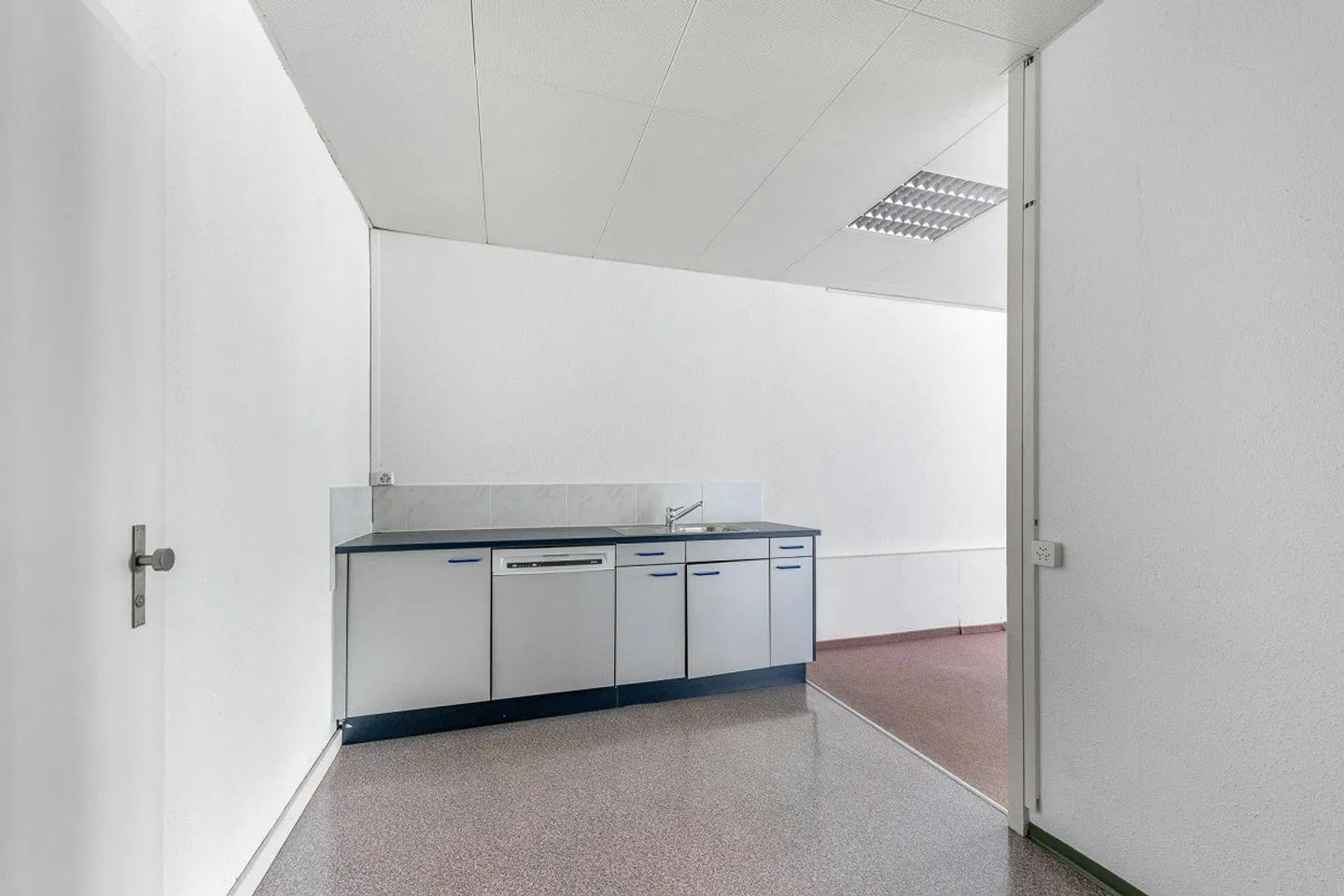 Spacious commercial/office space on the 1st floor in Zurich-Altstetten - Photo 7 of 13