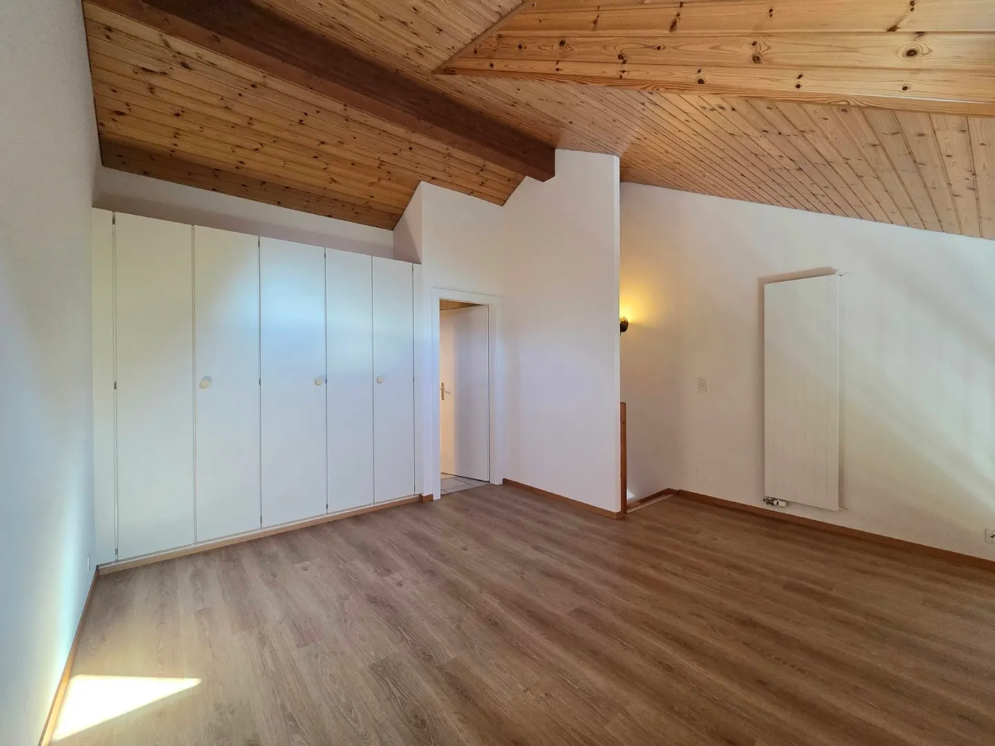 Spacieux appartement de 2.5 pièces en duplex avec balcon - Photo 4 sur 10