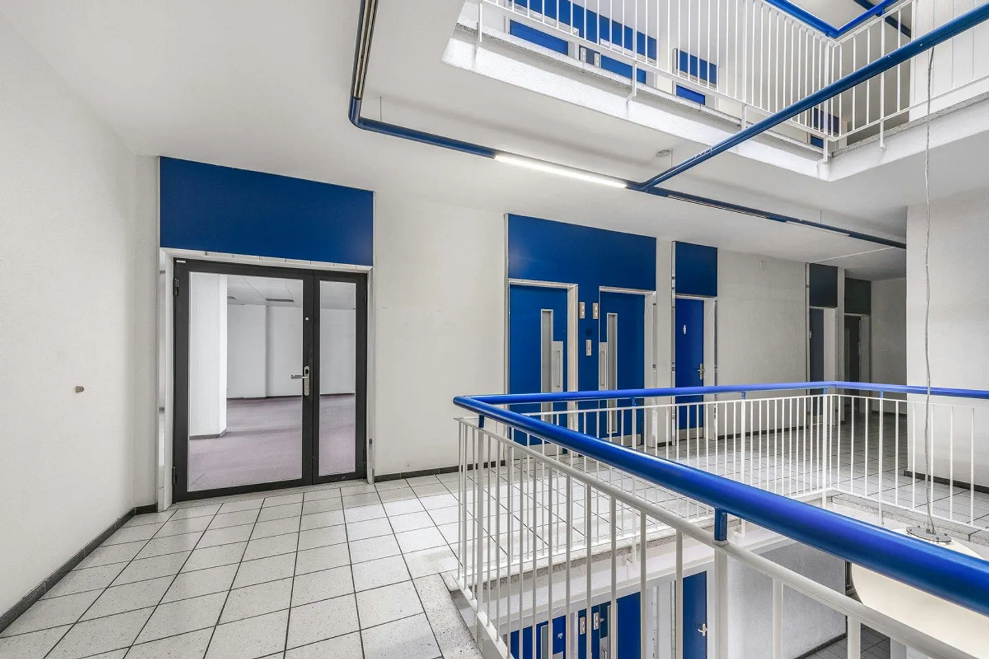 Spacious commercial/office space on the 1st floor in Zurich-Altstetten - Photo 12 of 13