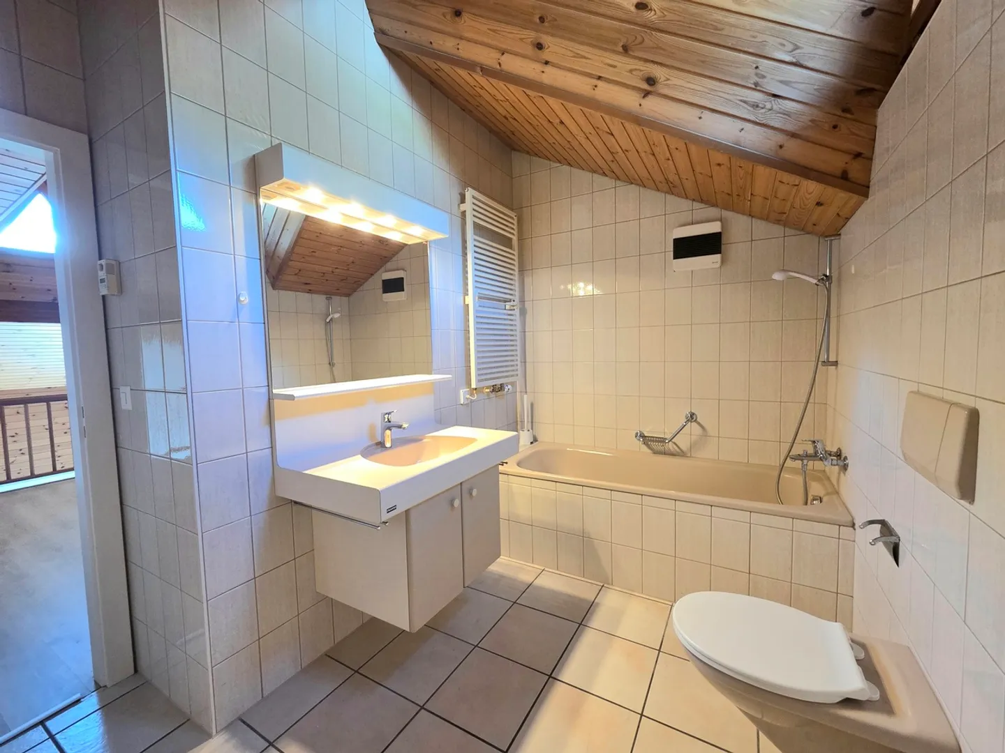 Spacieux appartement de 2.5 pièces en duplex avec balcon - Photo 7 sur 10