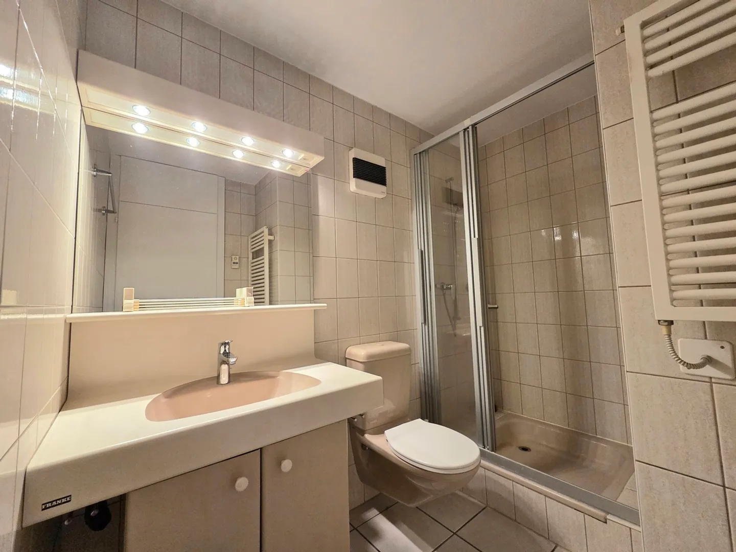 Spacieux appartement de 2.5 pièces en duplex avec balcon - Photo 8 sur 10