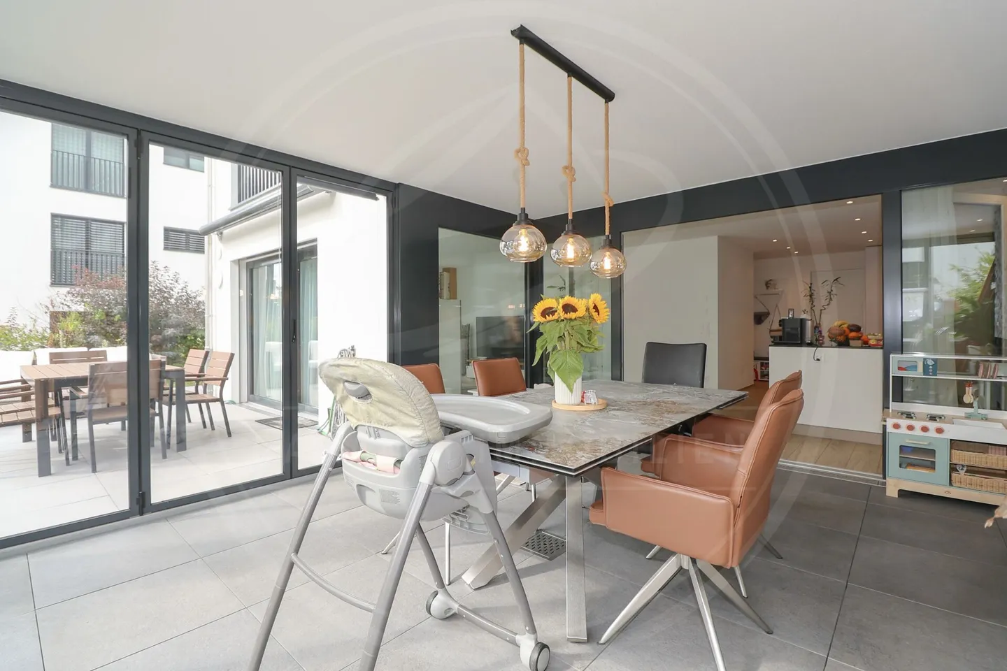 Exklusive 4½-Zimmer-Gartenwohnung mit Wintergarten - Wohnen im Grünen nahe Zürich & Zug - Foto 5 von 17