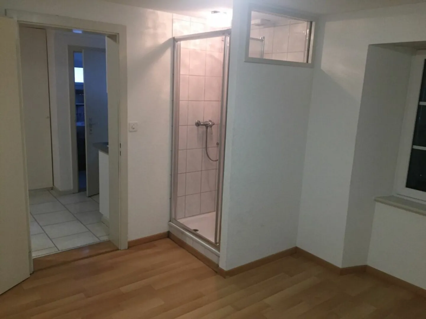 Appartement en duplex de 3,5 pièces abordable et partiellement rénové dans un emplacement central - Photo 4 sur 6