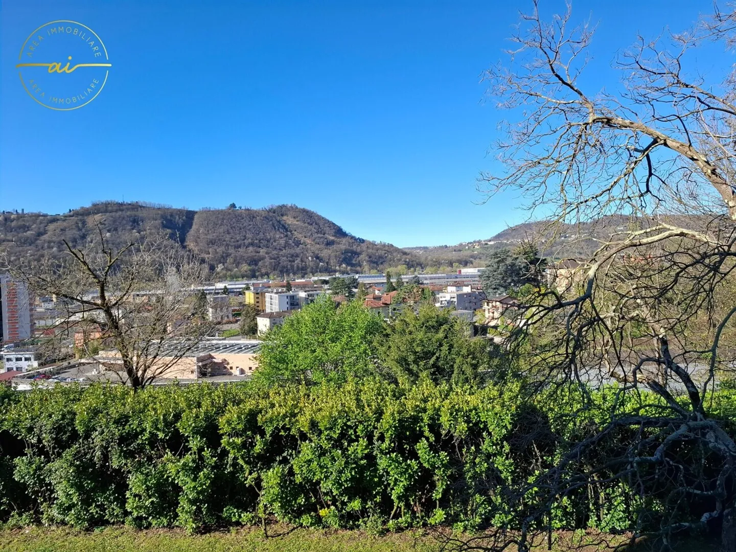 4.5-ROOM APARTMENT IN THE MIDST OF GREENERY - Photo 3 of 13