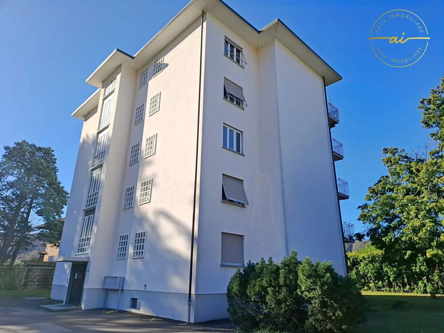 4.5-ROOM APARTMENT IN THE MIDST OF GREENERY - Photo 4 of 13