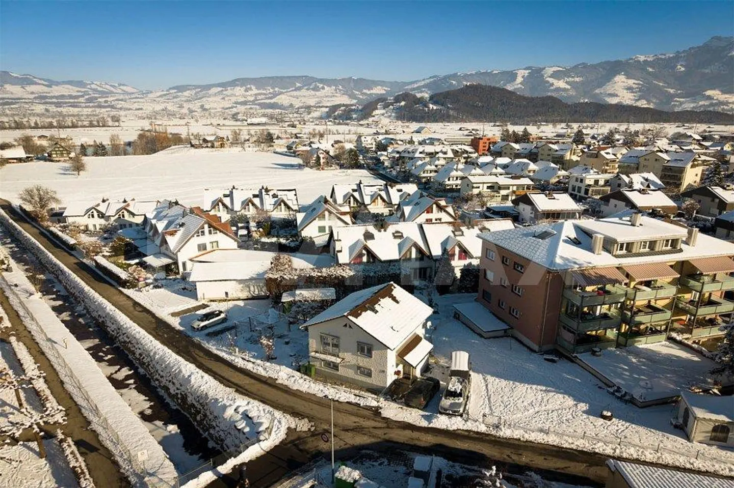 Casa unifamiliare con fascino e potenziale in vendita a Reichenburg SZ! - Foto 1 di 13