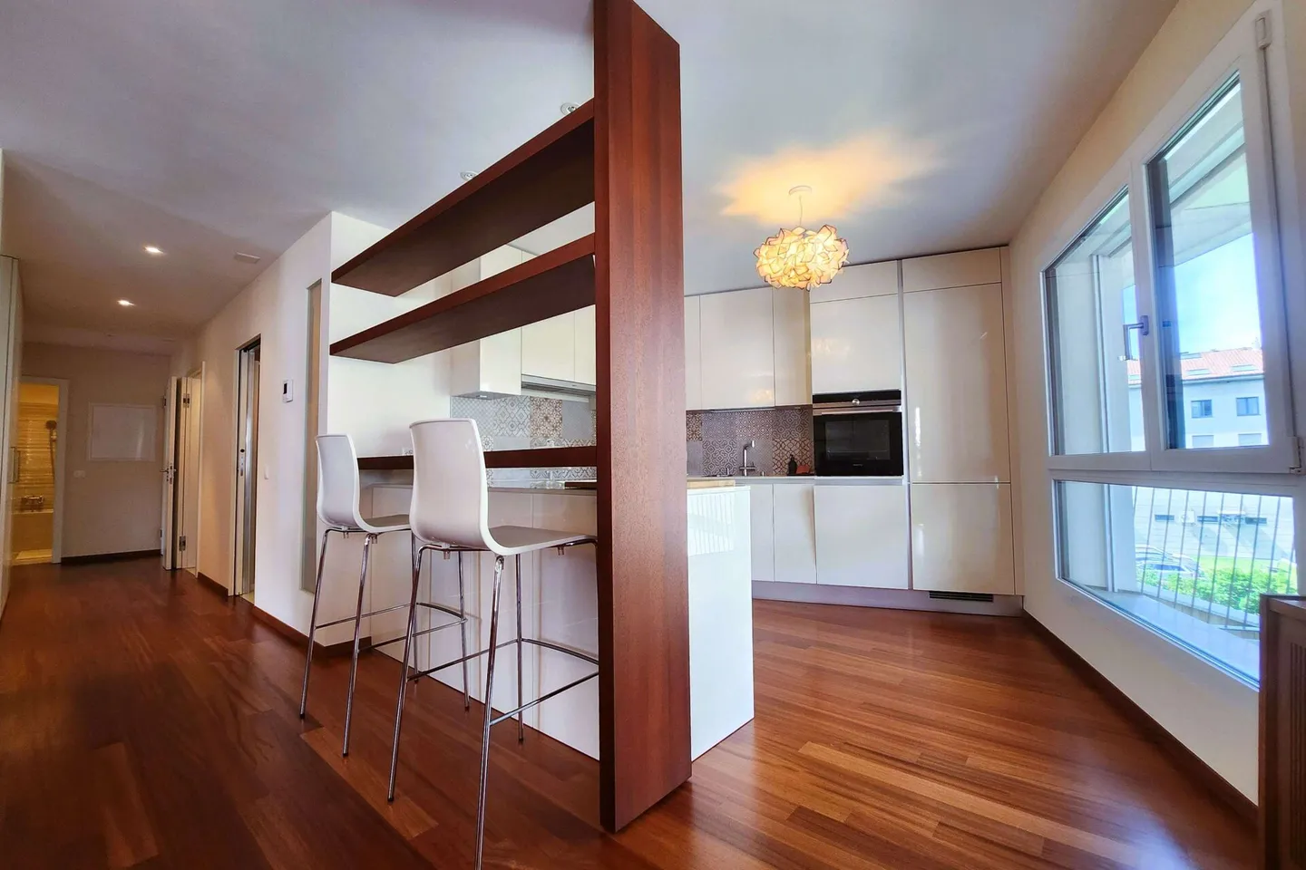 Appartamento elegante e moderno di 3,5 stanze nella migliore posizione - Foto 3 di 13