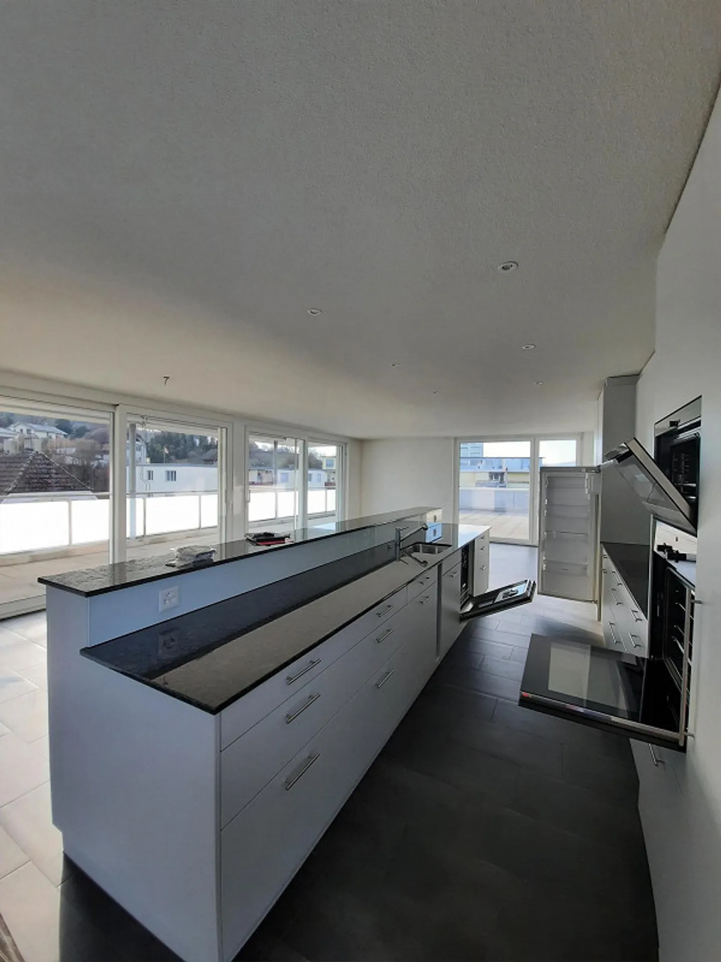 Appartement penthouse moderne et élégant de 4,5 pièces - Photo 3 sur 13