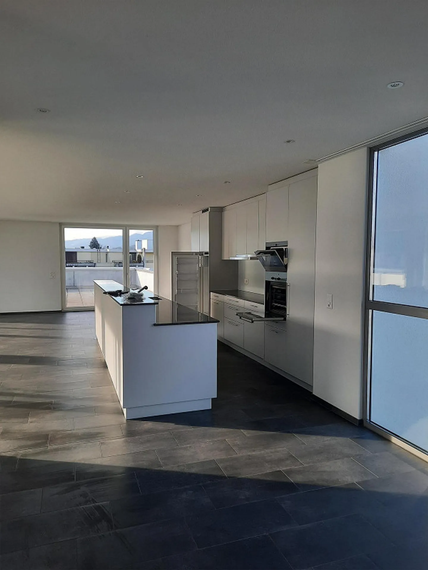 Appartement penthouse moderne et élégant de 4,5 pièces - Photo 4 sur 13