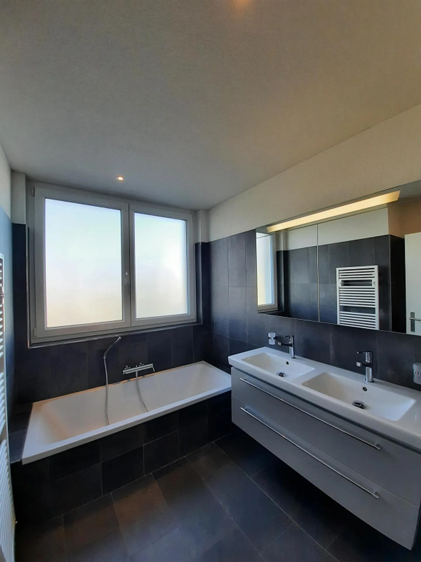 Appartement penthouse moderne et élégant de 4,5 pièces - Photo 8 sur 13