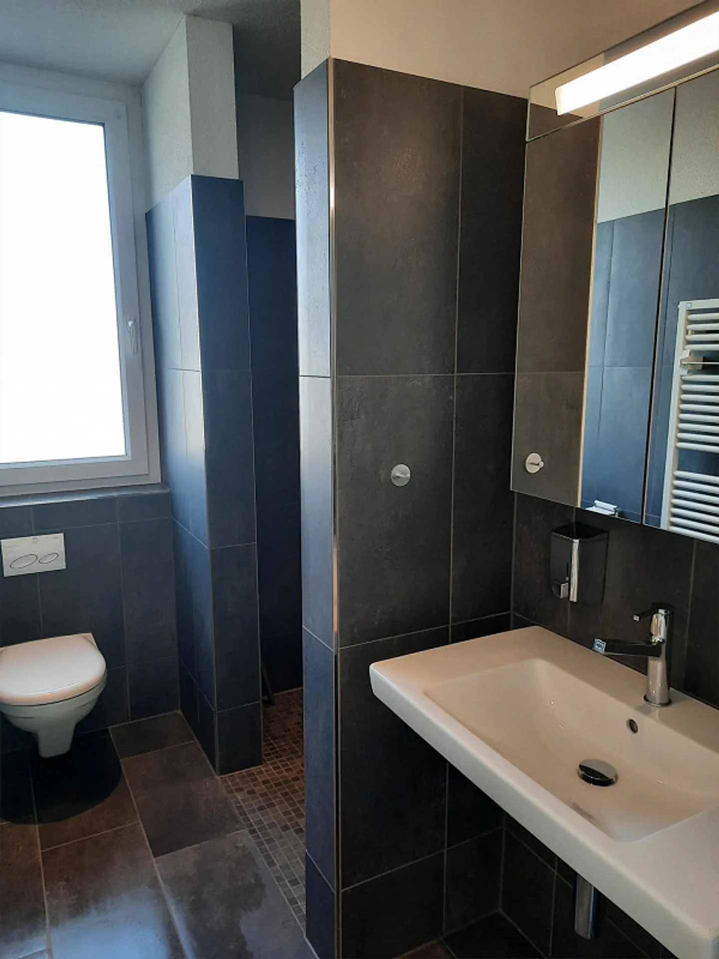 Appartement penthouse moderne et élégant de 4,5 pièces - Photo 9 sur 13