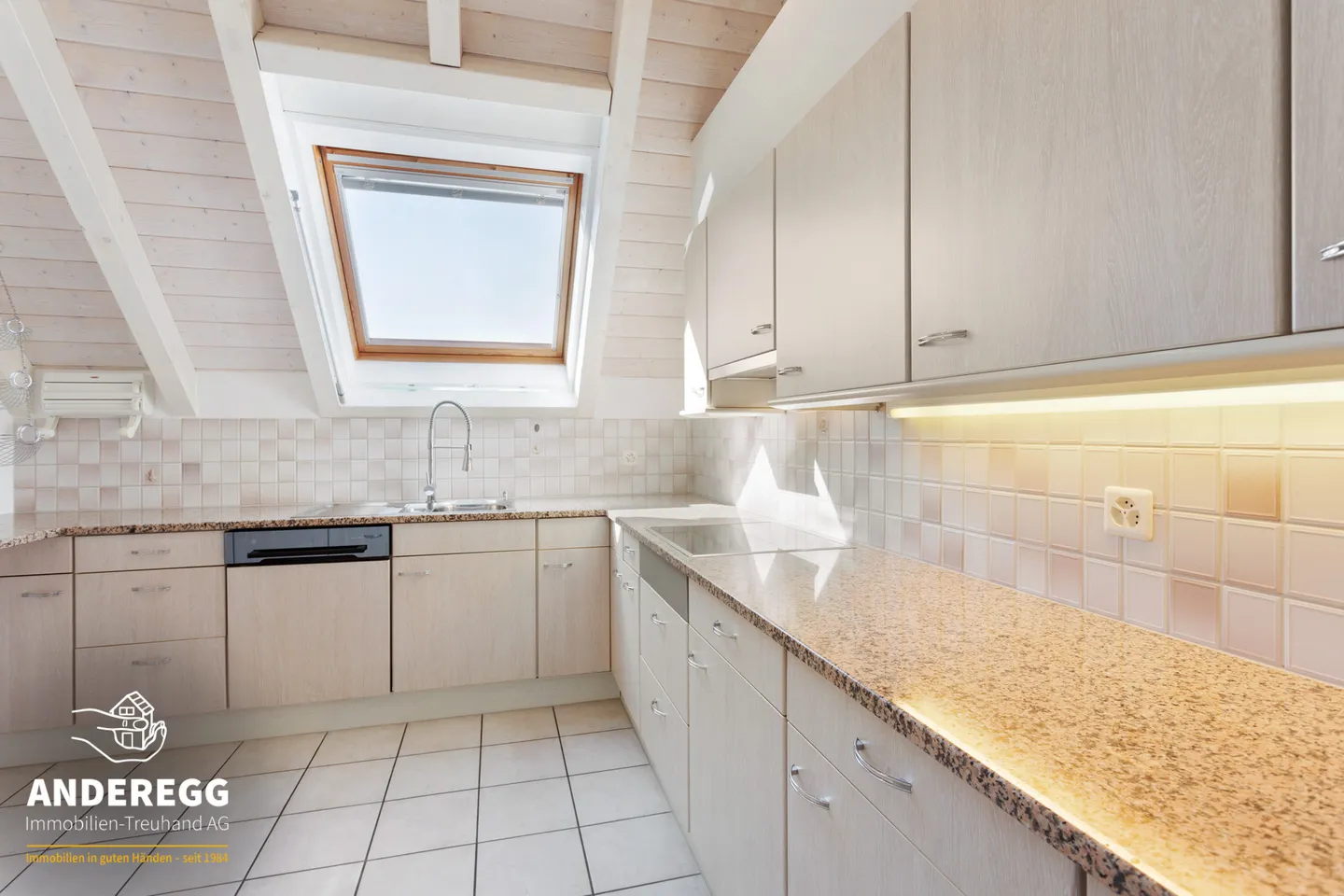 Schöne 5.5 Zi.-Dachmaisonette-Wohnung im 3. OG mit Keller und Tiefgaragenplatz - Foto 5 von 14