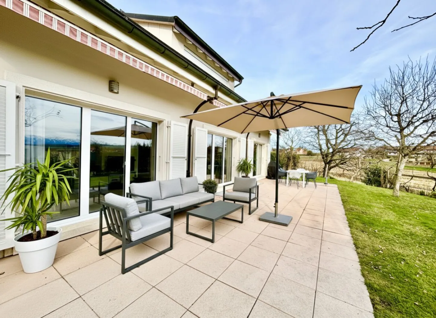 Stunning Villa in Quiet Area - Photo 2 of 13