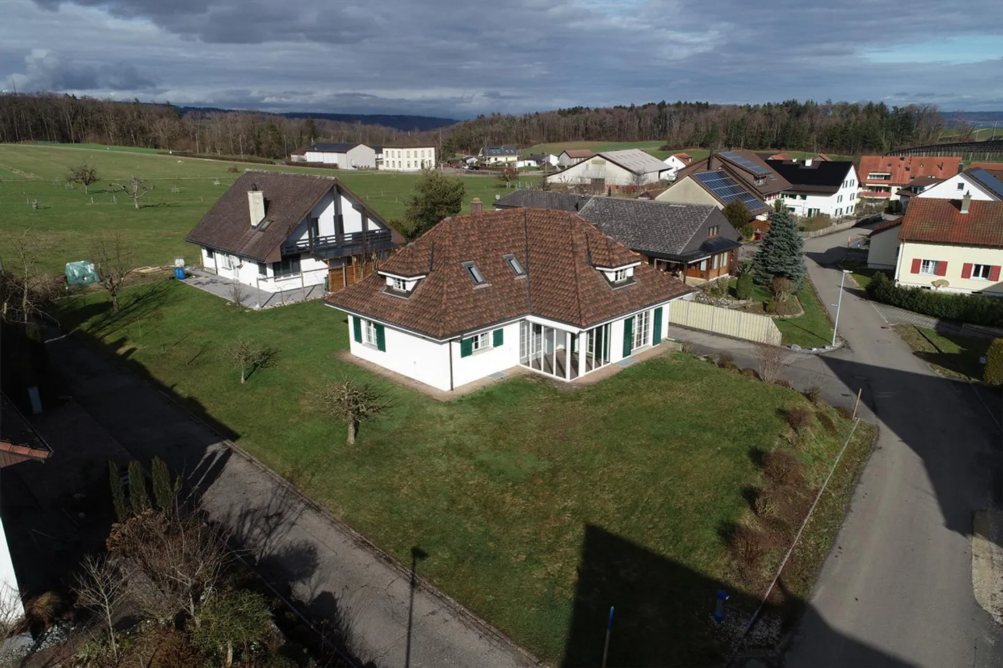 Familienhaus mit grosszügigem Garten - Foto 1 von 11