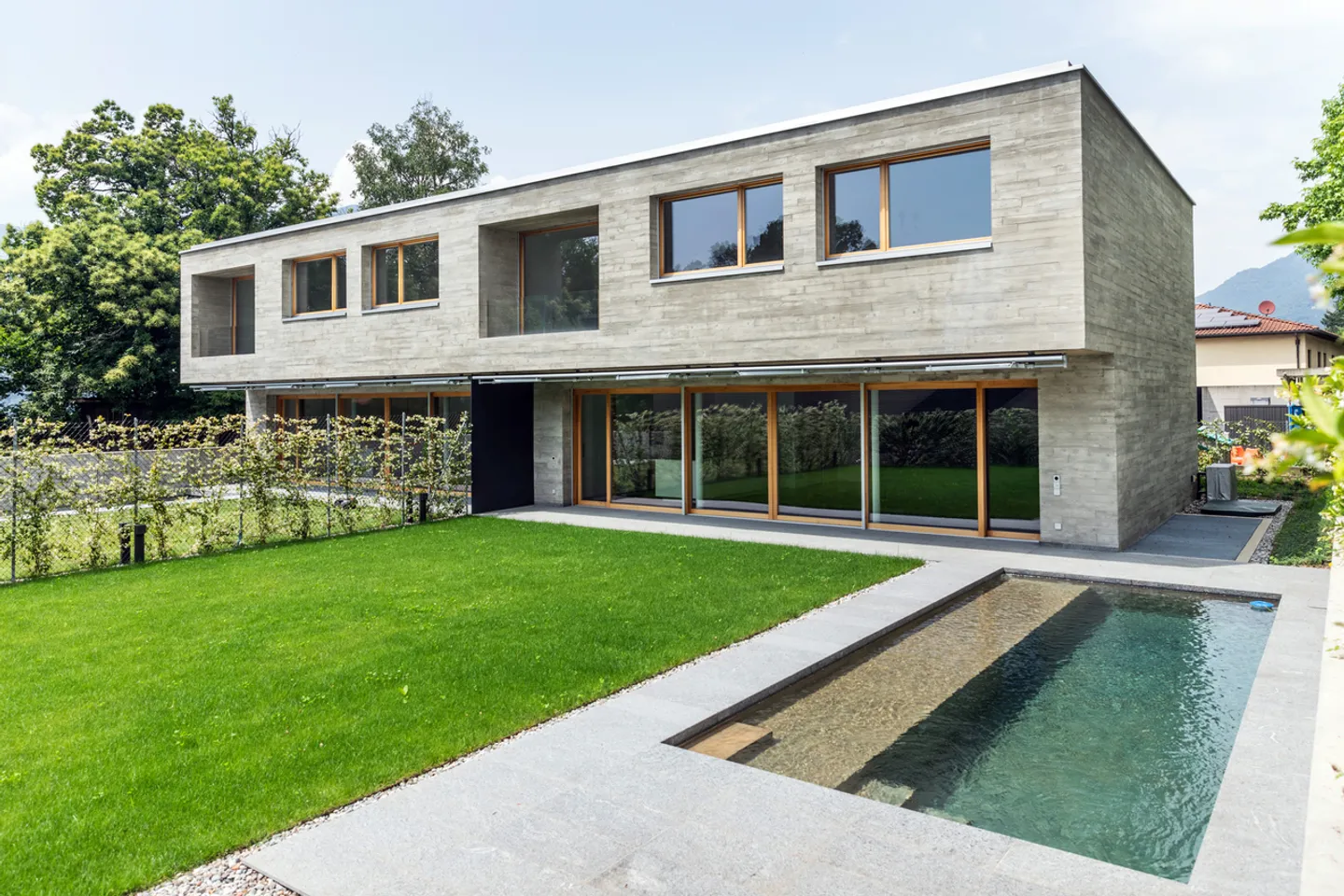 PROPRIETÀ IN AFFITTO ESCLUSIVA CON GIARDINO E PISCINA | EXKLUSIVES MIE - Foto 1 di 4