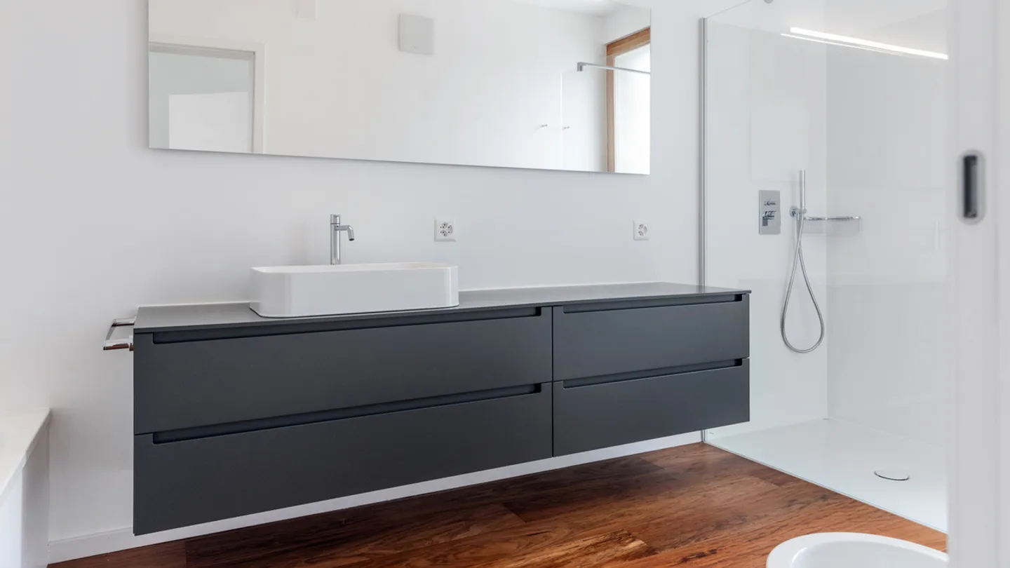 PROPRIETÀ IN AFFITTO ESCLUSIVA CON GIARDINO E PISCINA | EXKLUSIVES MIE - Foto 3 di 4