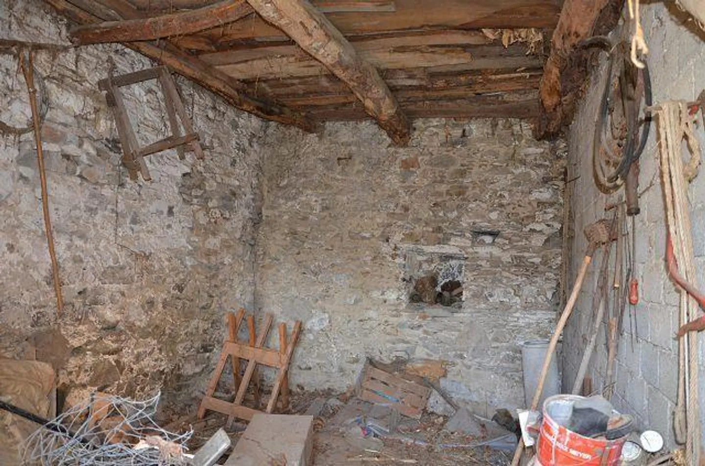 «Grande rustico su 2 piani con possibilità di ampliamento molto soleggiata, tranquilla / grosses Rustico zum Ausbauen an sehr ruhiger, sonniger Lage» - Foto 3 di 24
