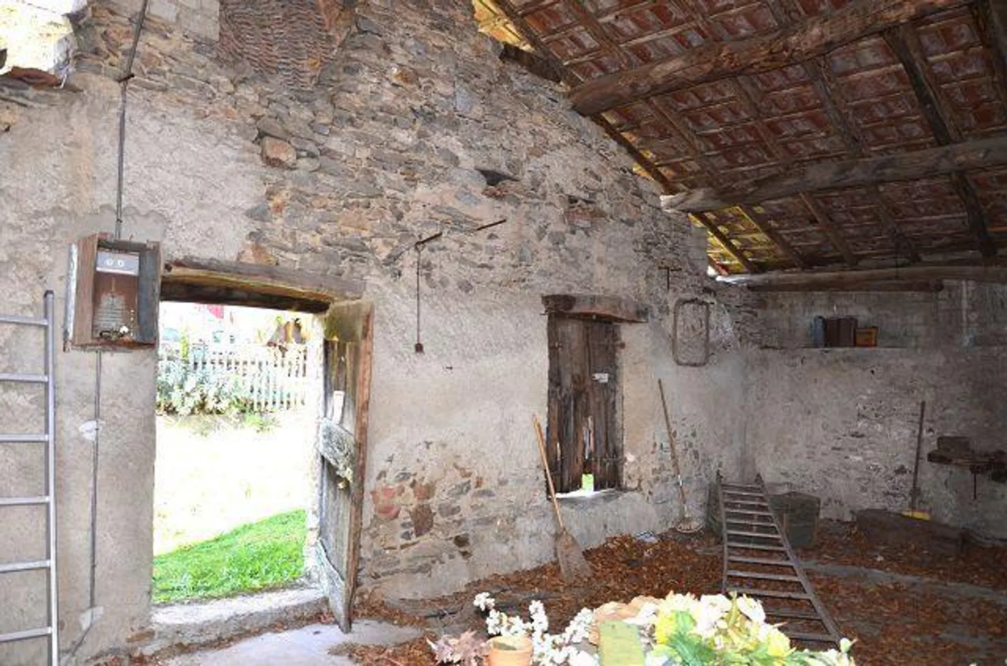 «Grande rustico su 2 piani con possibilità di ampliamento molto soleggiata, tranquilla / grosses Rustico zum Ausbauen an sehr ruhiger, sonniger Lage» - Foto 5 di 24
