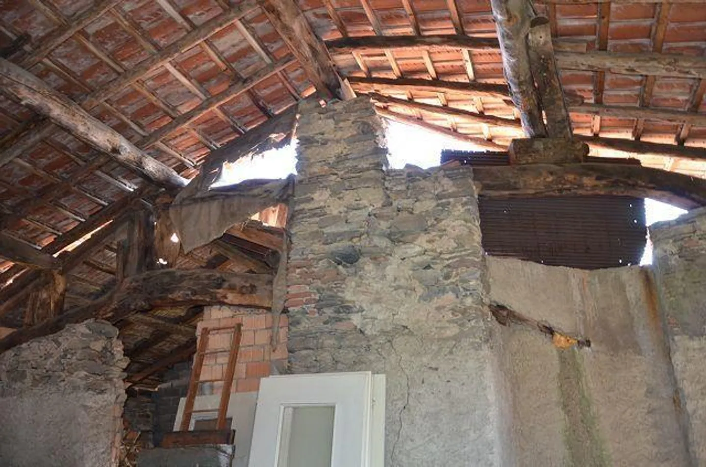 «Grande rustico su 2 piani con possibilità di ampliamento molto soleggiata, tranquilla / grosses Rustico zum Ausbauen an sehr ruhiger, sonniger Lage» - Foto 9 di 24