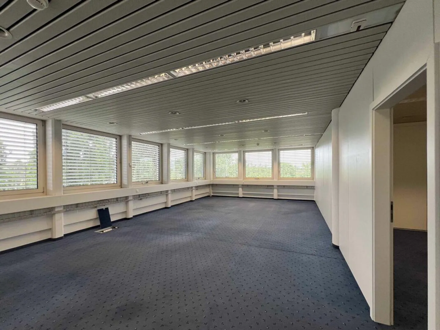 Dans la tour Lista : Espace commercial 3ème étage, 72 m² - Photo 2 sur 8