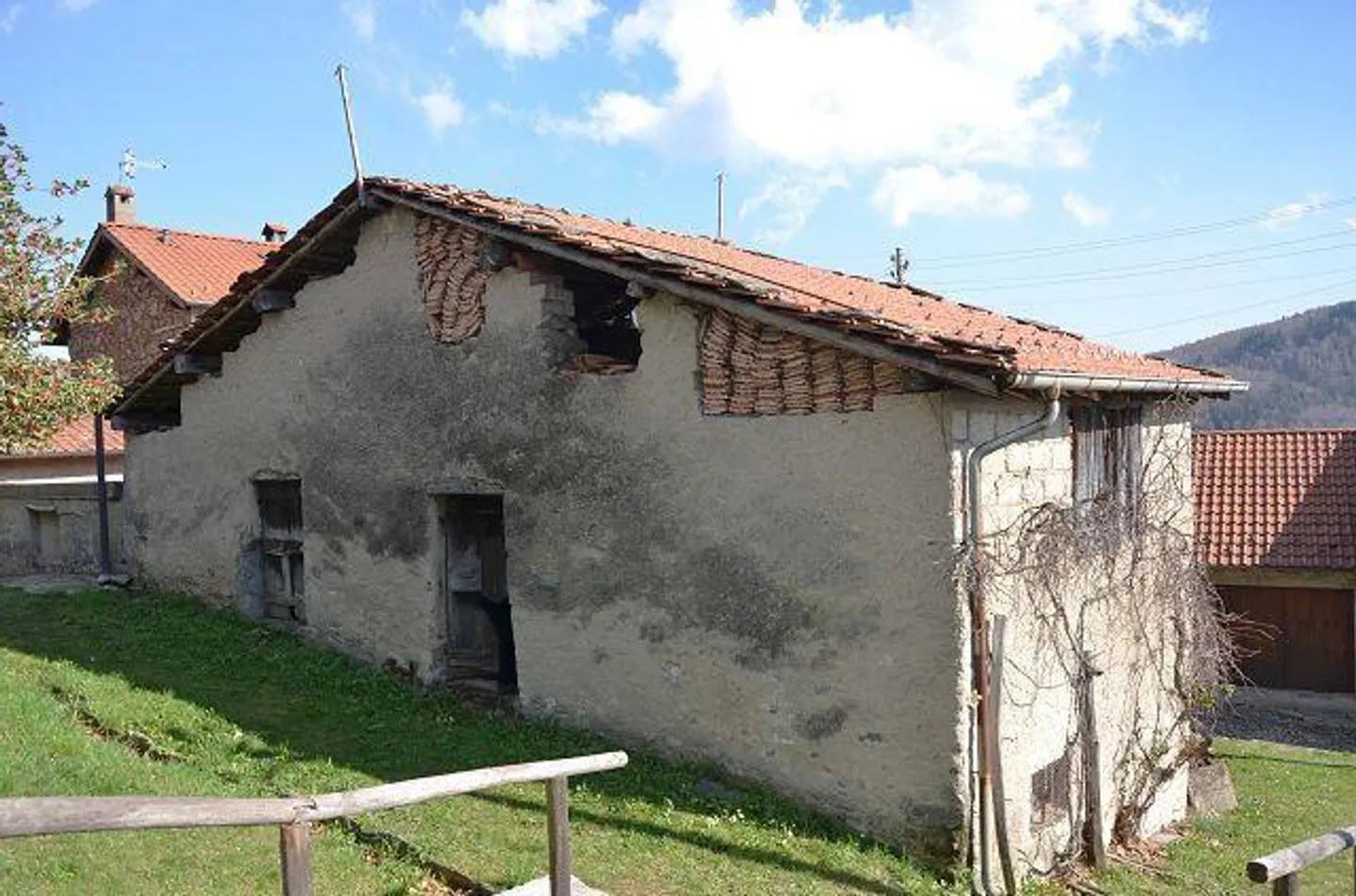 «Grande rustico su 2 piani con possibilità di ampliamento molto soleggiata, tranquilla / grosses Rustico zum Ausbauen an sehr ruhiger, sonniger Lage» - Foto 13 di 24