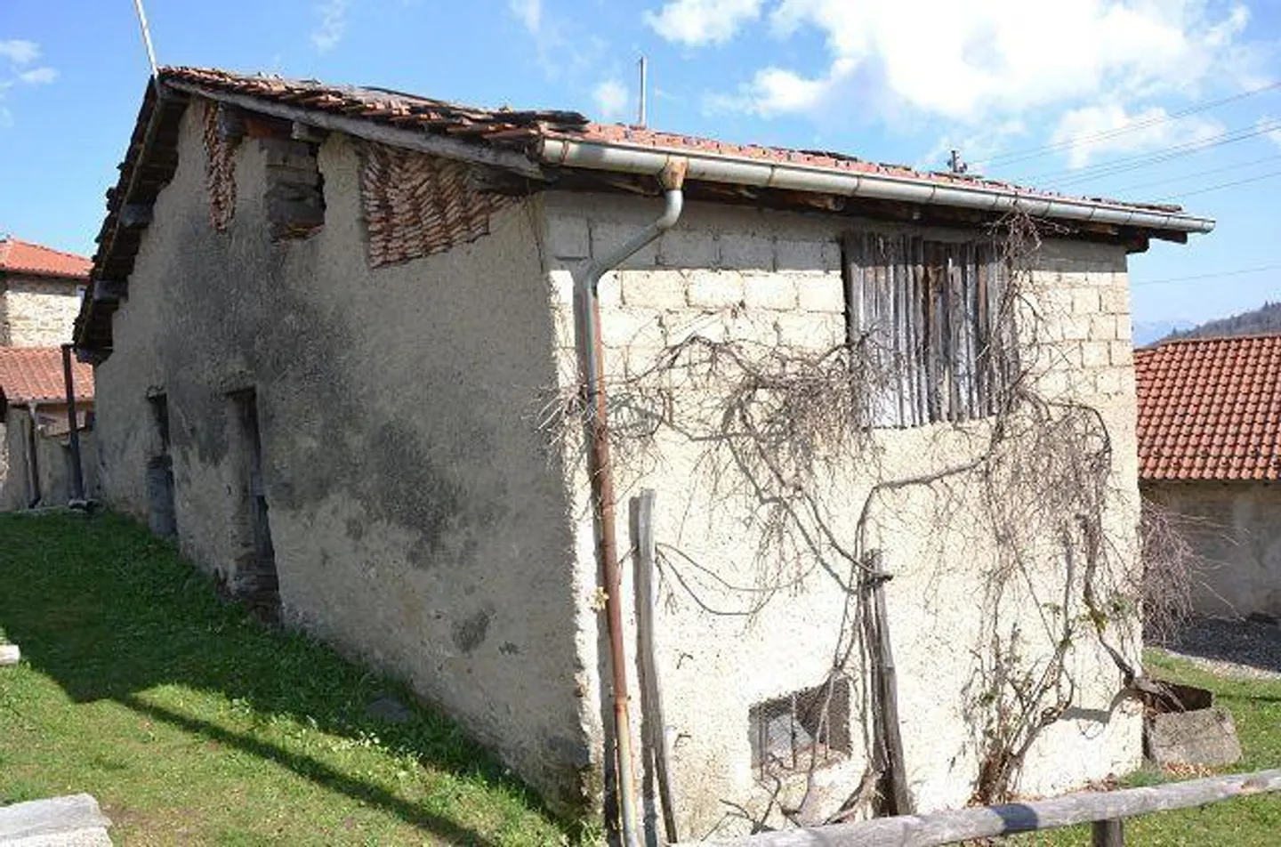 «Grande rustico su 2 piani con possibilità di ampliamento molto soleggiata, tranquilla / grosses Rustico zum Ausbauen an sehr ruhiger, sonniger Lage» - Foto 16 di 24