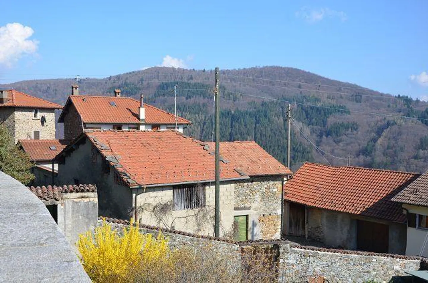 «Grande rustico su 2 piani con possibilità di ampliamento molto soleggiata, tranquilla / grosses Rustico zum Ausbauen an sehr ruhiger, sonniger Lage» - Foto 18 di 24