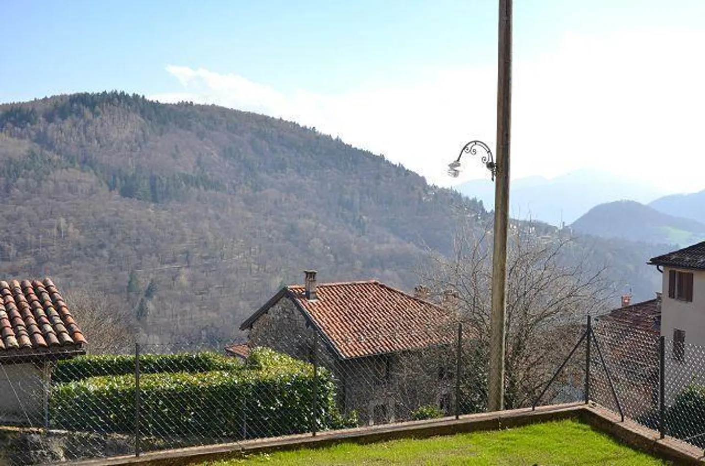 «Grande rustico su 2 piani con possibilità di ampliamento molto soleggiata, tranquilla / grosses Rustico zum Ausbauen an sehr ruhiger, sonniger Lage» - Foto 21 di 24