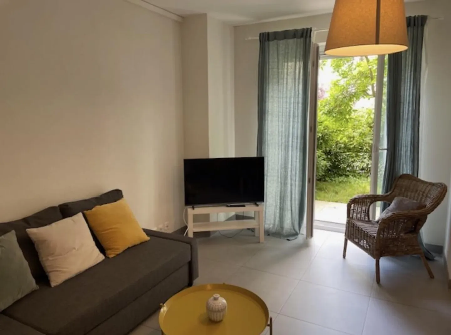 Appartement Charmant avec Jardin Privatif - Photo 3 sur 7