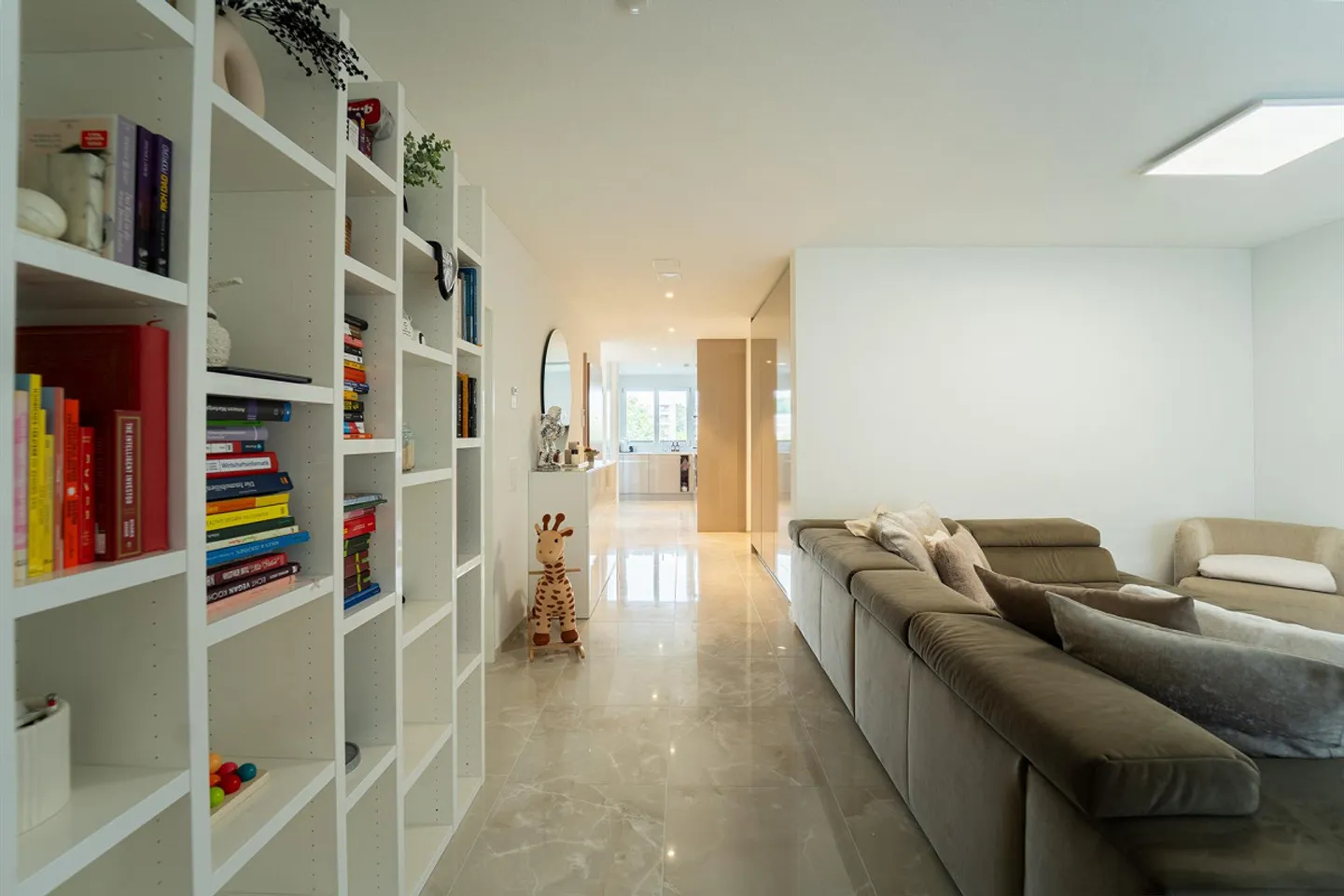 Elegant 5.5-Room Apartment - Photo 4 of 19