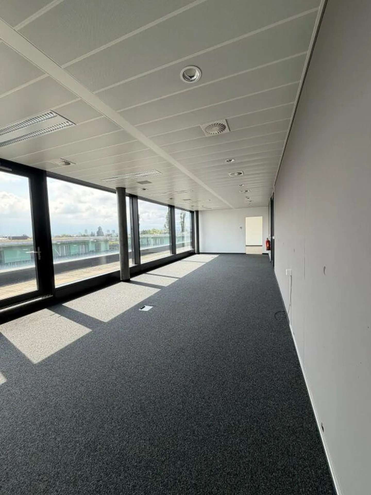 Bürofläche von 77 m², die eine funktionale und angenehme Arbeitsumgebung bietet, ideal für eine administrative oder Dienstleistungsaktivität. - Foto 3 von 6