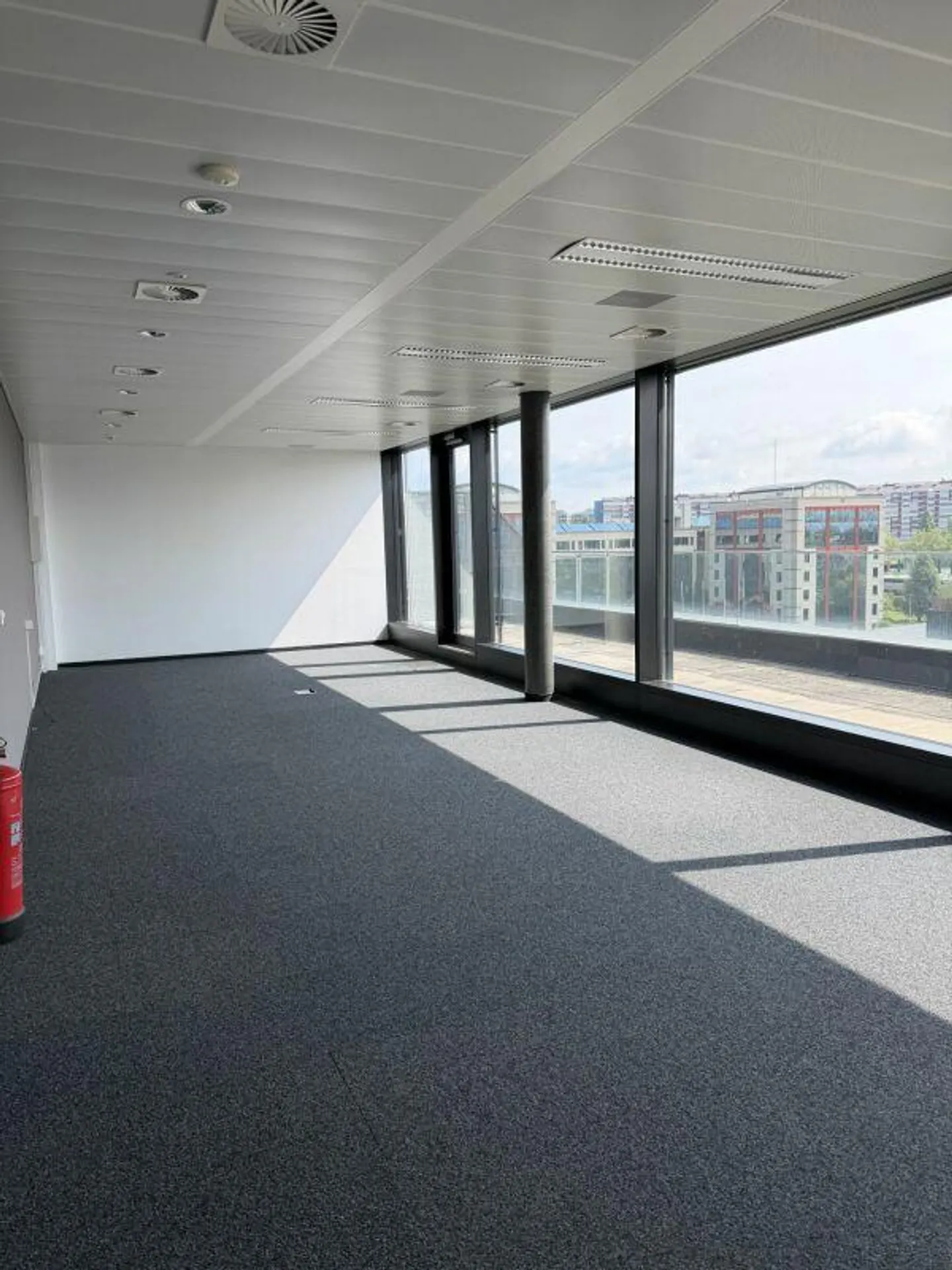 Bürofläche von 77 m², die eine funktionale und angenehme Arbeitsumgebung bietet, ideal für eine administrative oder Dienstleistungsaktivität. - Foto 4 von 6