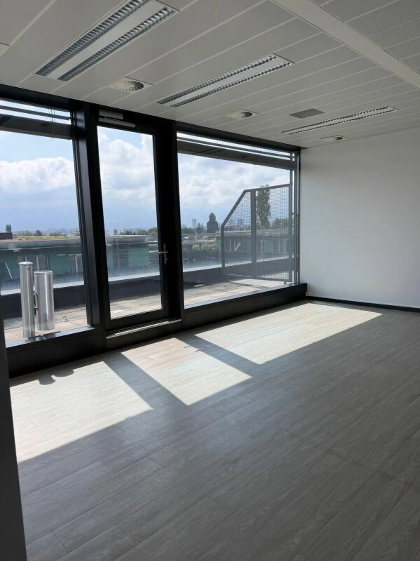 Bürofläche von 77 m², die eine funktionale und angenehme Arbeitsumgebung bietet, ideal für eine administrative oder Dienstleistungsaktivität. - Foto 5 von 6