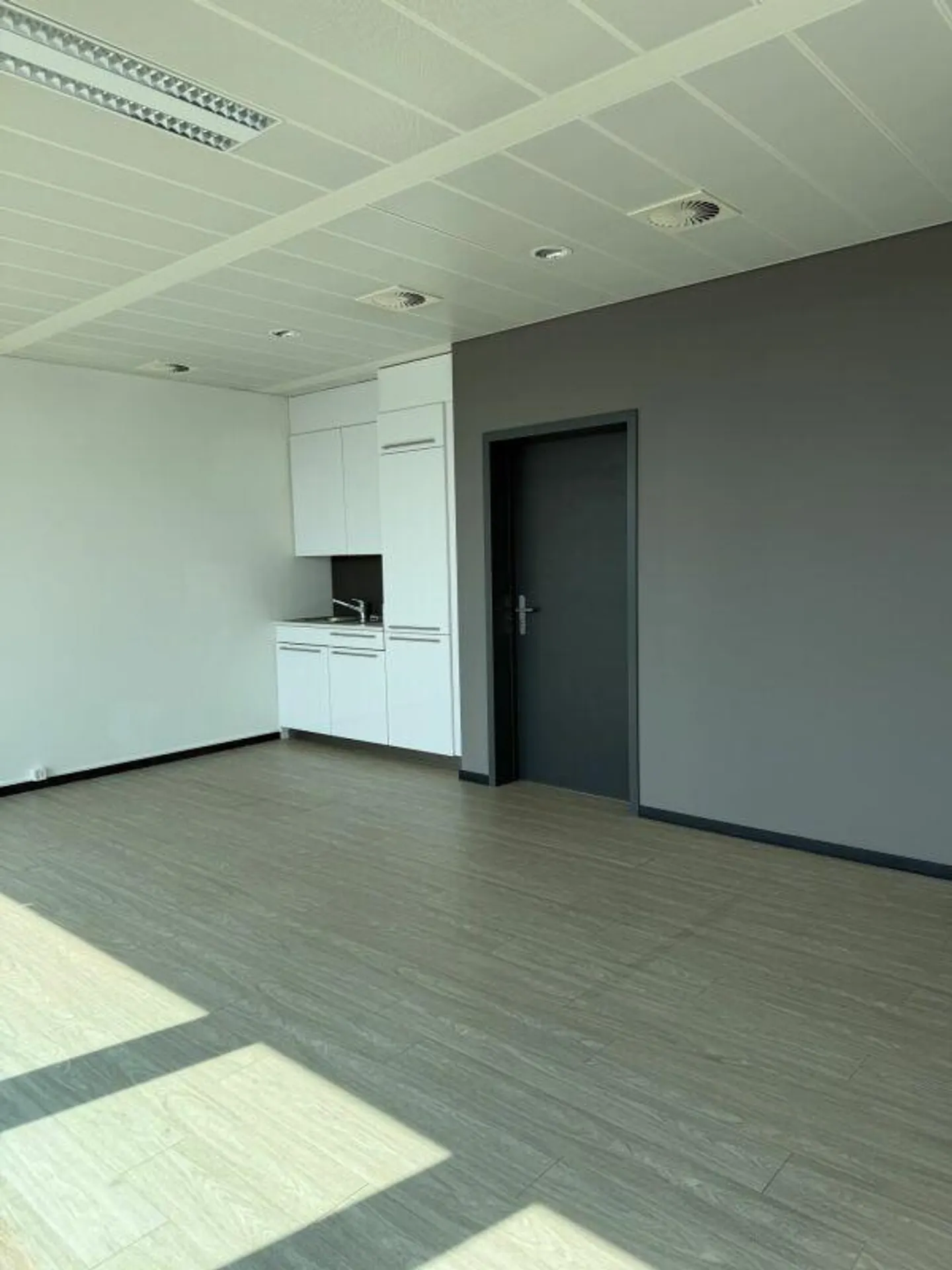 Bürofläche von 77 m², die eine funktionale und angenehme Arbeitsumgebung bietet, ideal für eine administrative oder Dienstleistungsaktivität. - Foto 6 von 6