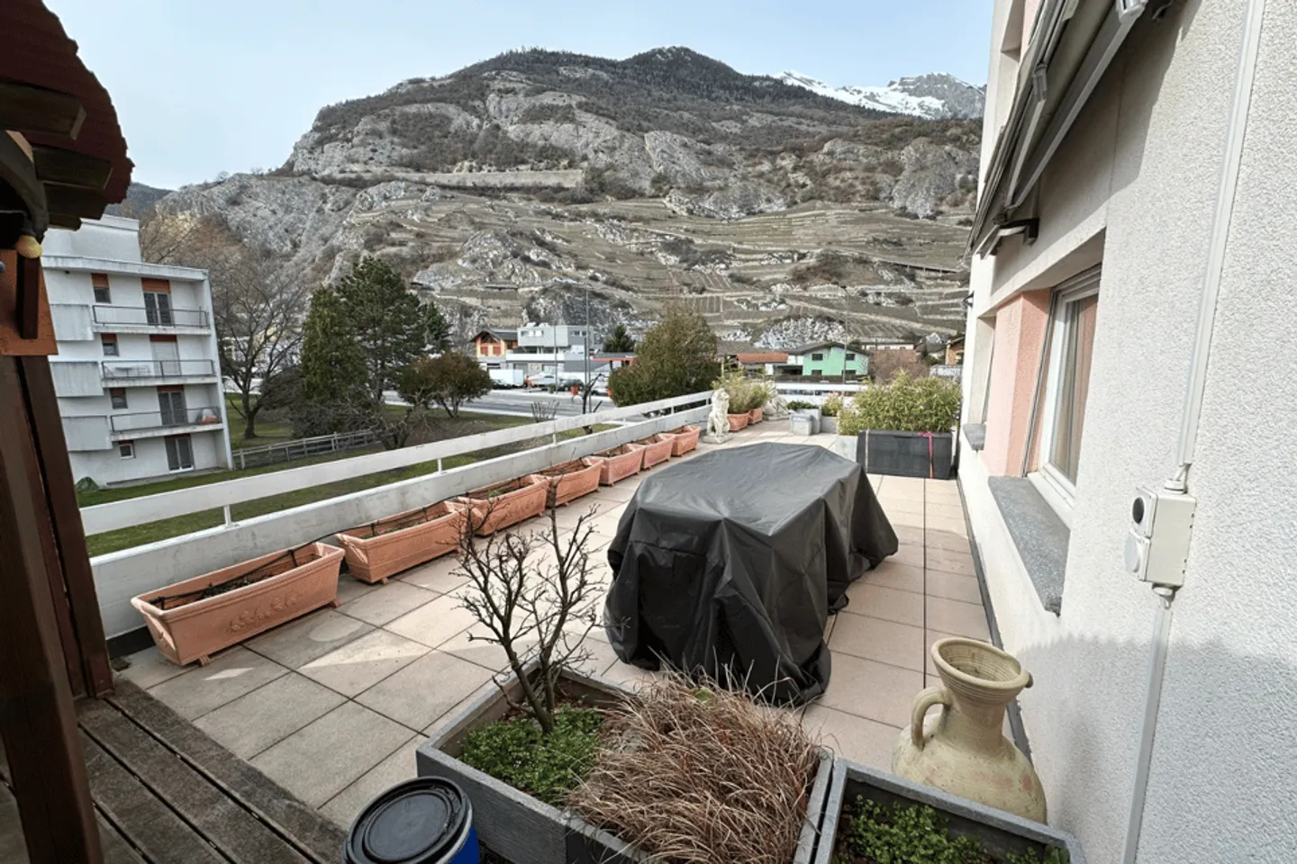 Viager - Opportunité d'investissement avec cet appartement avec terrasse à Ardon - Photo 1 sur 8