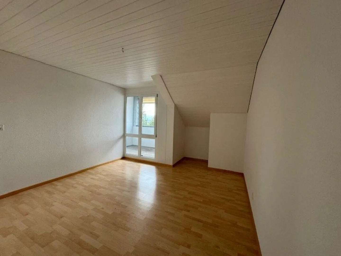 Modern renovated apartment in Ins - Photo 11 of 14