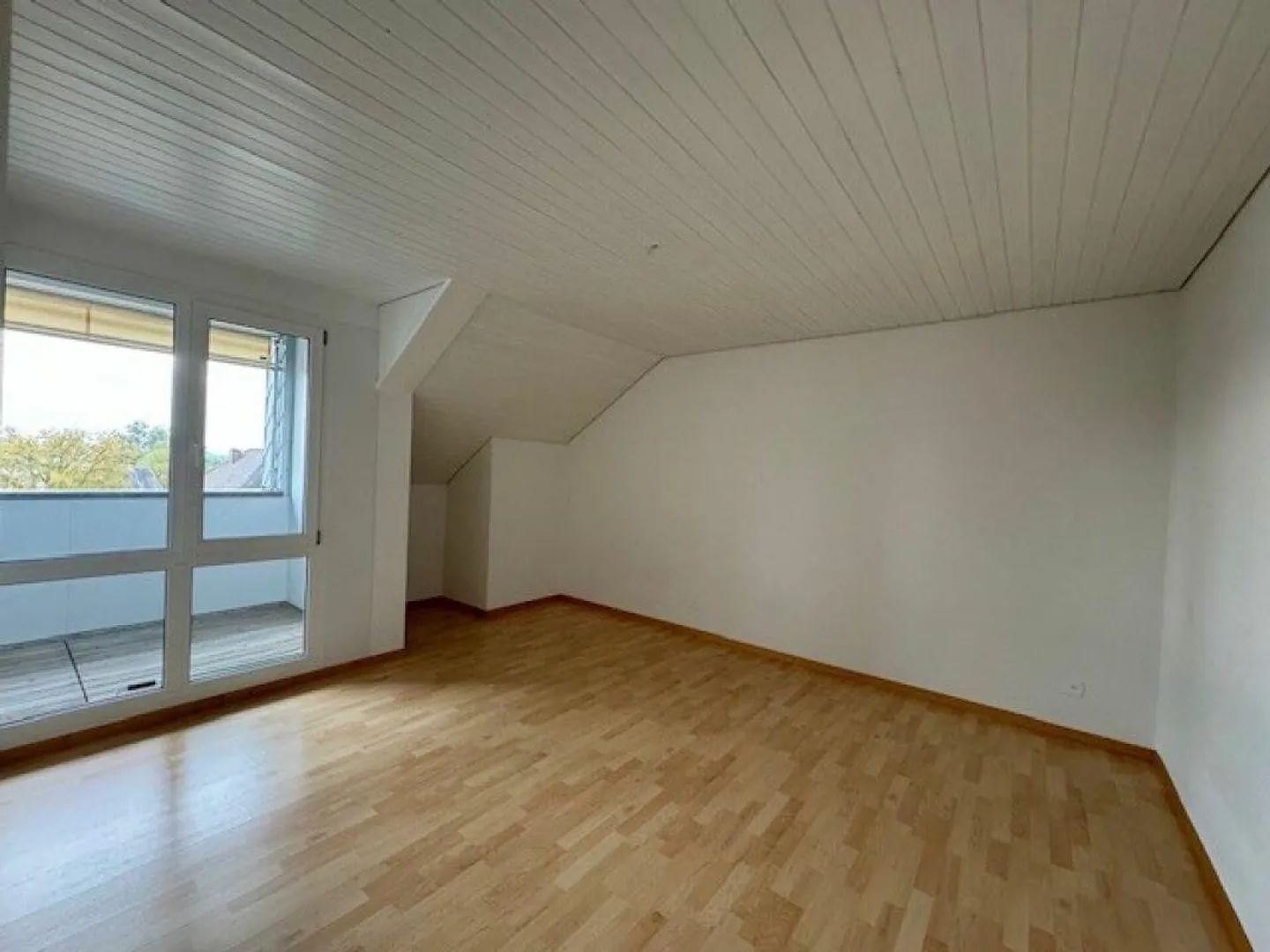 Modern renovated apartment in Ins - Photo 12 of 14