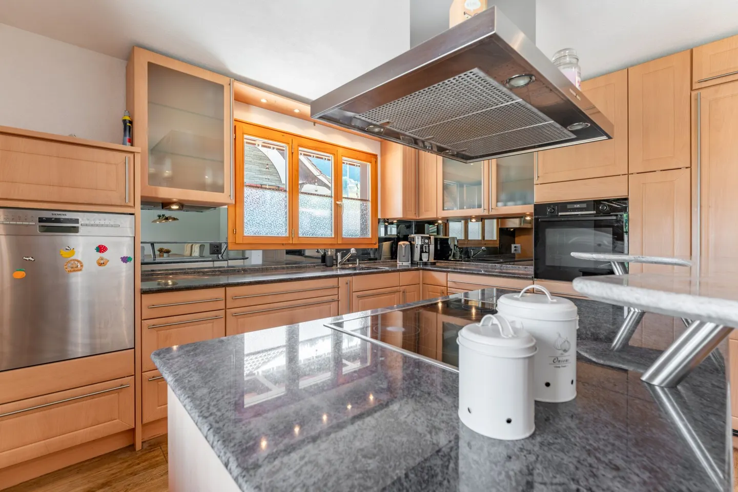 Large House | Renovated | 750 m² Plot | Lots of Garden | 3 Garage Boxes | Office | Workshop | Party Room | 66 m² Attic in Shell Construction | Apartment Possible - Photo 4 of 16
