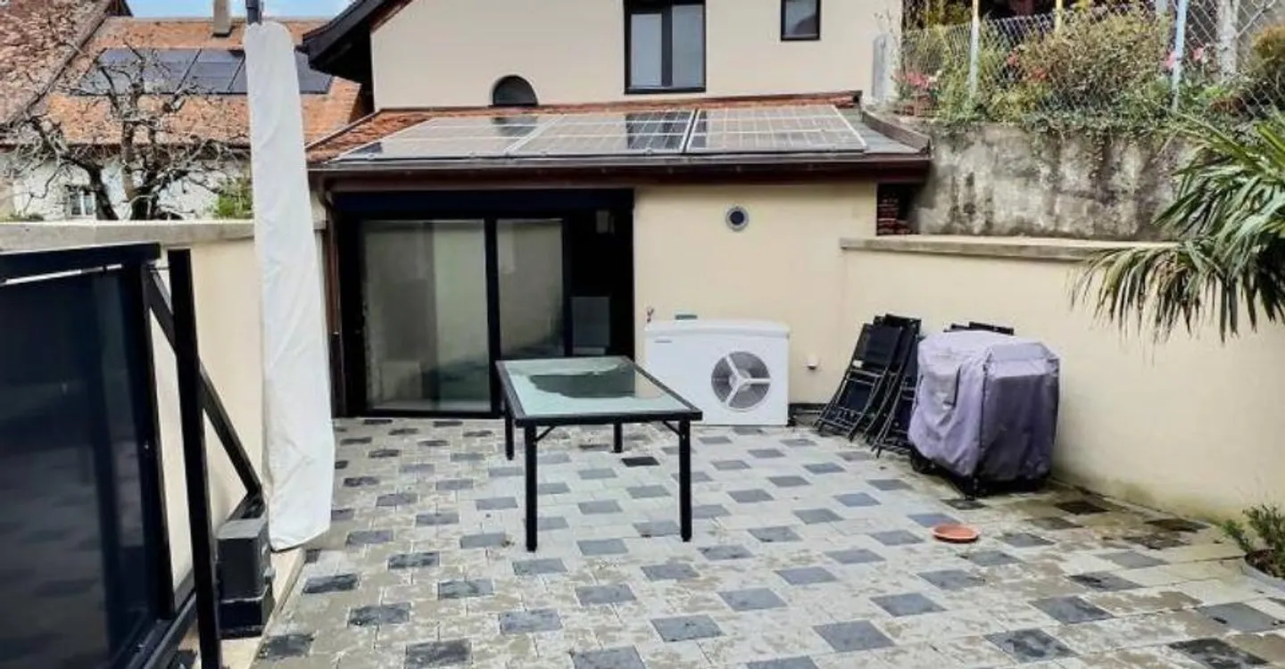 Incantevole casa a schiera di 3½ locali con grande terrazza e posto auto, situata nel cuore del villaggio - Foto 1 di 9