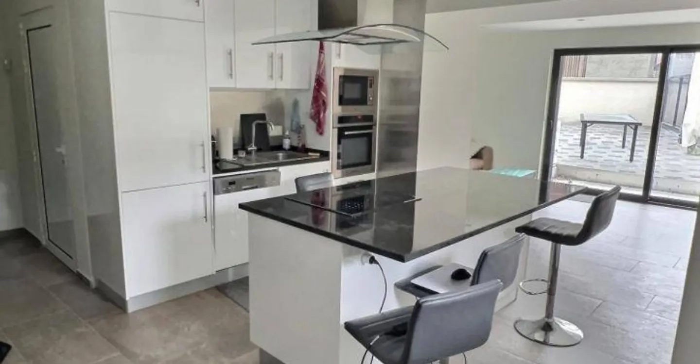 Incantevole casa a schiera di 3½ locali con grande terrazza e posto auto, situata nel cuore del villaggio - Foto 2 di 9