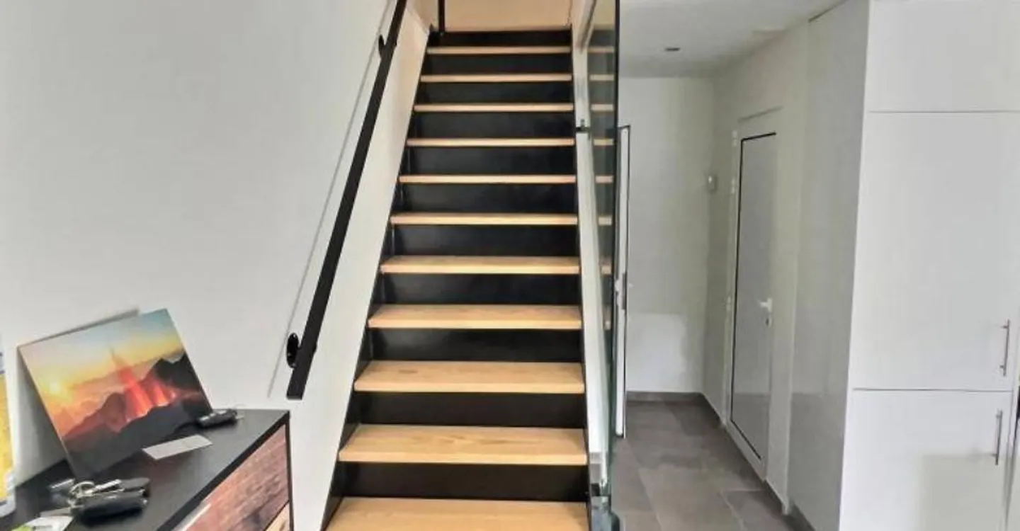 Incantevole casa a schiera di 3½ locali con grande terrazza e posto auto, situata nel cuore del villaggio - Foto 4 di 9