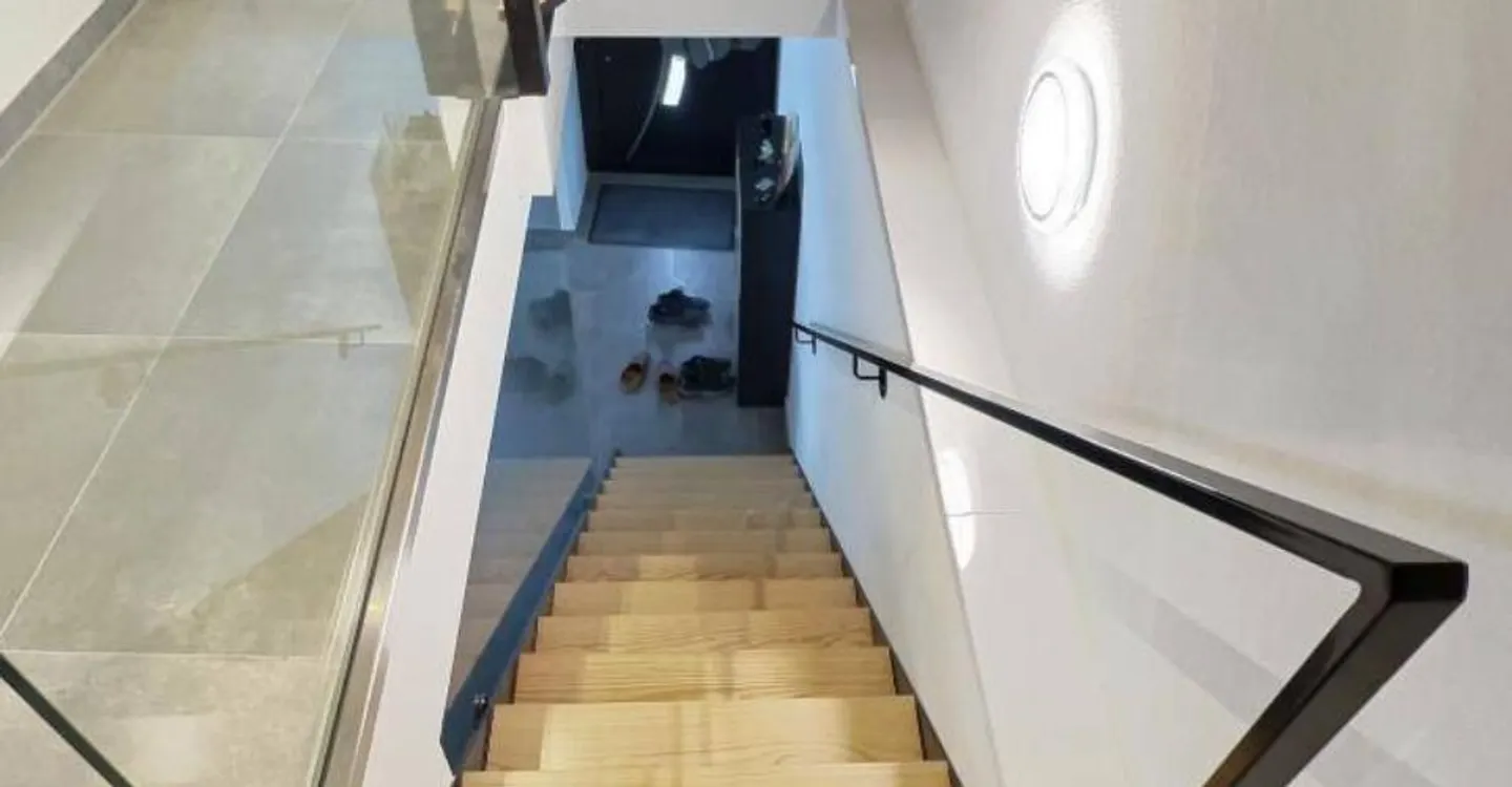 Incantevole casa a schiera di 3½ locali con grande terrazza e posto auto, situata nel cuore del villaggio - Foto 5 di 9