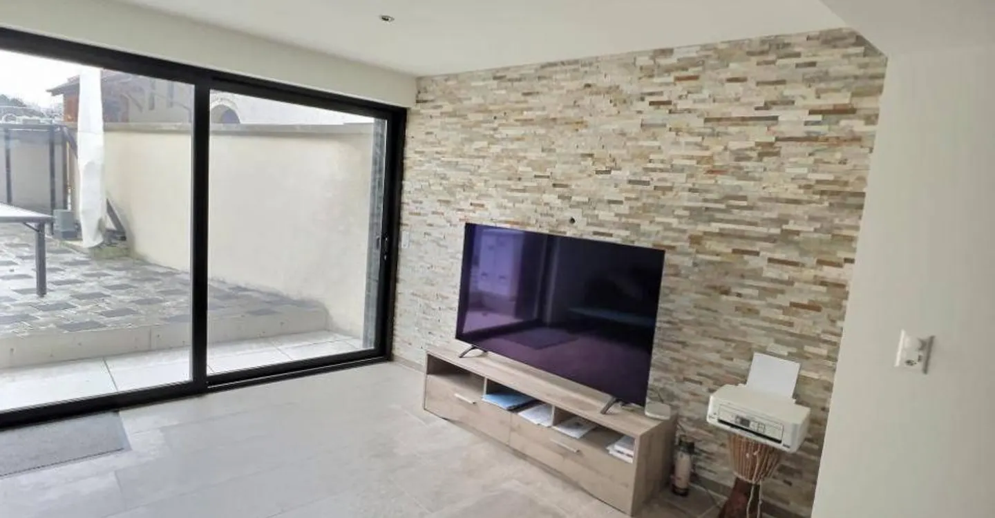 Incantevole casa a schiera di 3½ locali con grande terrazza e posto auto, situata nel cuore del villaggio - Foto 3 di 9
