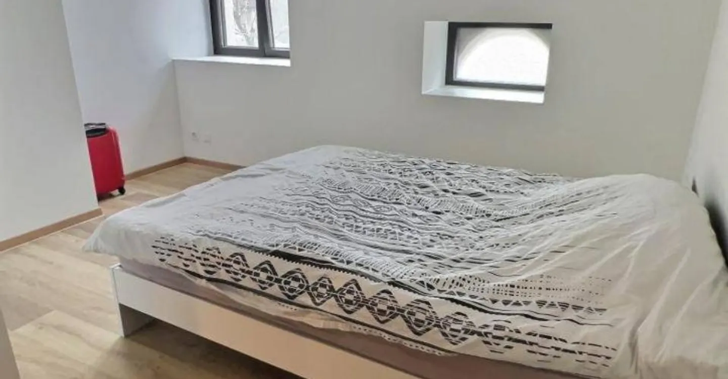 Incantevole casa a schiera di 3½ locali con grande terrazza e posto auto, situata nel cuore del villaggio - Foto 6 di 9