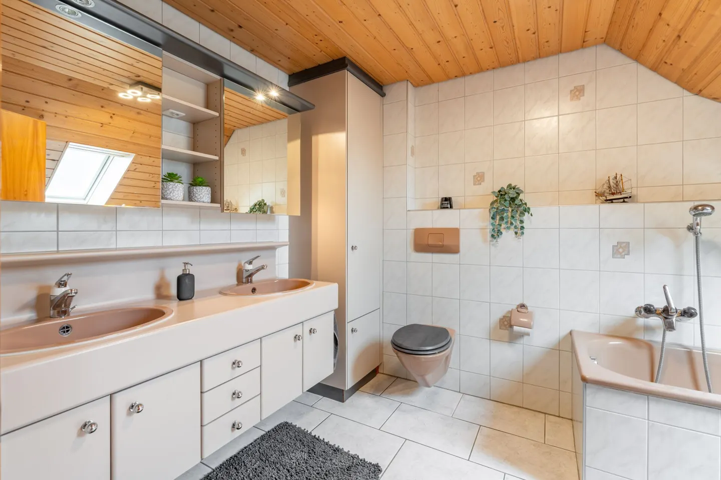 Large House | Renovated | 750 m² Plot | Lots of Garden | 3 Garage Boxes | Office | Workshop | Party Room | 66 m² Attic in Shell Construction | Apartment Possible - Photo 9 of 16