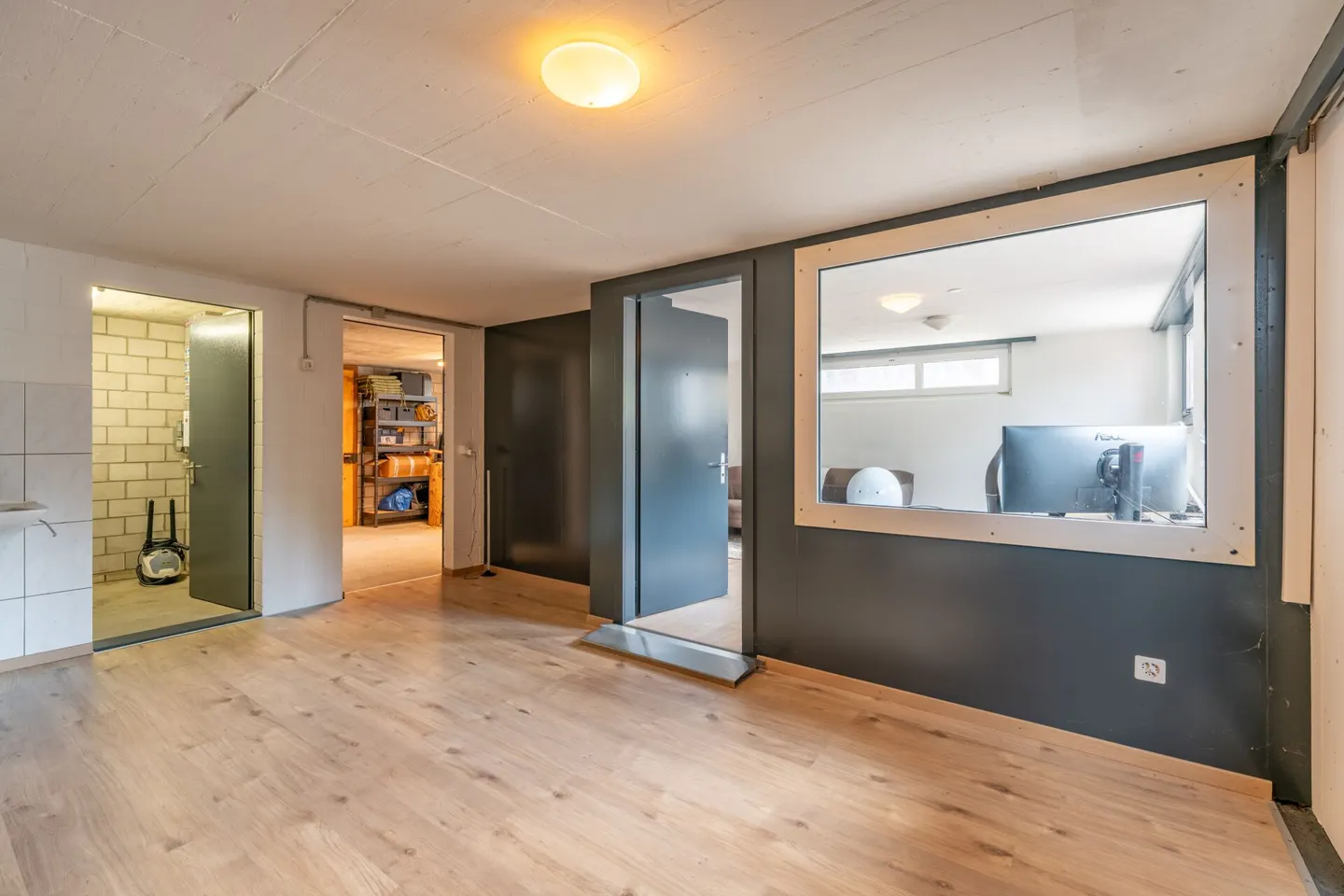 Large House | Renovated | 750 m² Plot | Lots of Garden | 3 Garage Boxes | Office | Workshop | Party Room | 66 m² Attic in Shell Construction | Apartment Possible - Photo 11 of 16