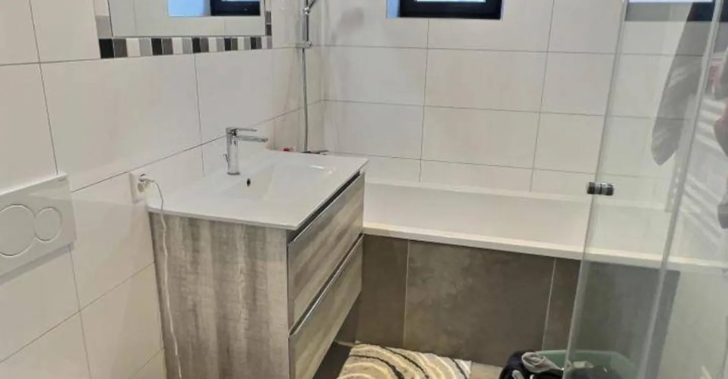 Incantevole casa a schiera di 3½ locali con grande terrazza e posto auto, situata nel cuore del villaggio - Foto 7 di 9