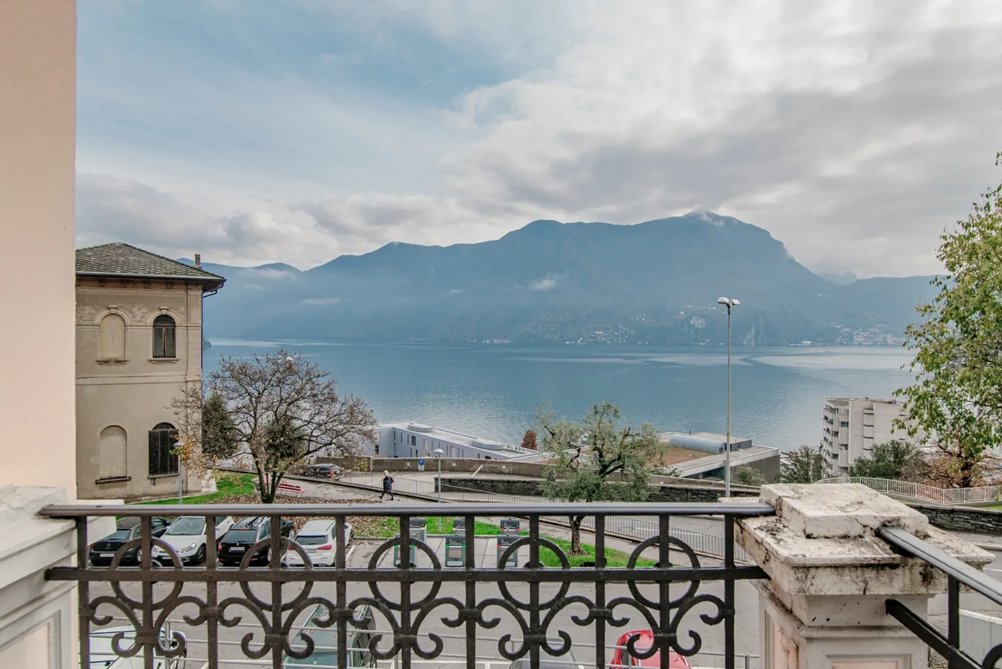 "Villa di Lusso a Lugano: Design Moderno e Vista Lago Mozzafiato" / "Luxuriöse Villa in Lugano: Modernes Design und Atemberaubender Seeblick" - Foto 4 di 10