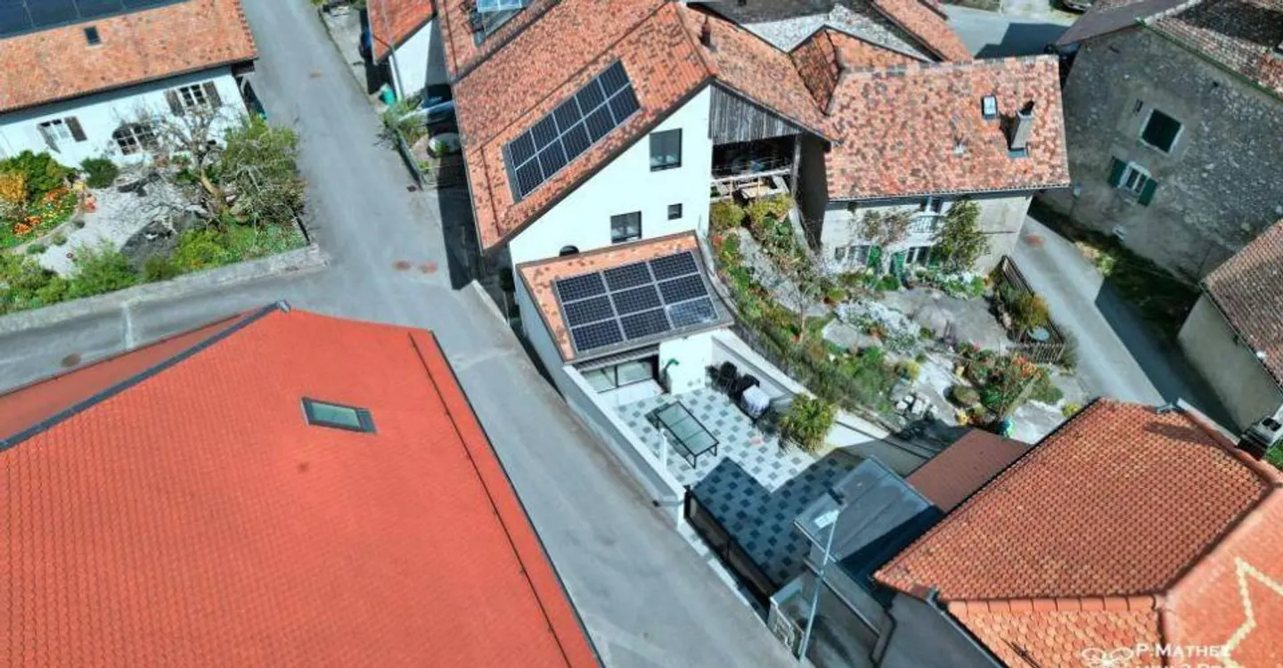 Incantevole casa a schiera di 3½ locali con grande terrazza e posto auto, situata nel cuore del villaggio - Foto 8 di 9