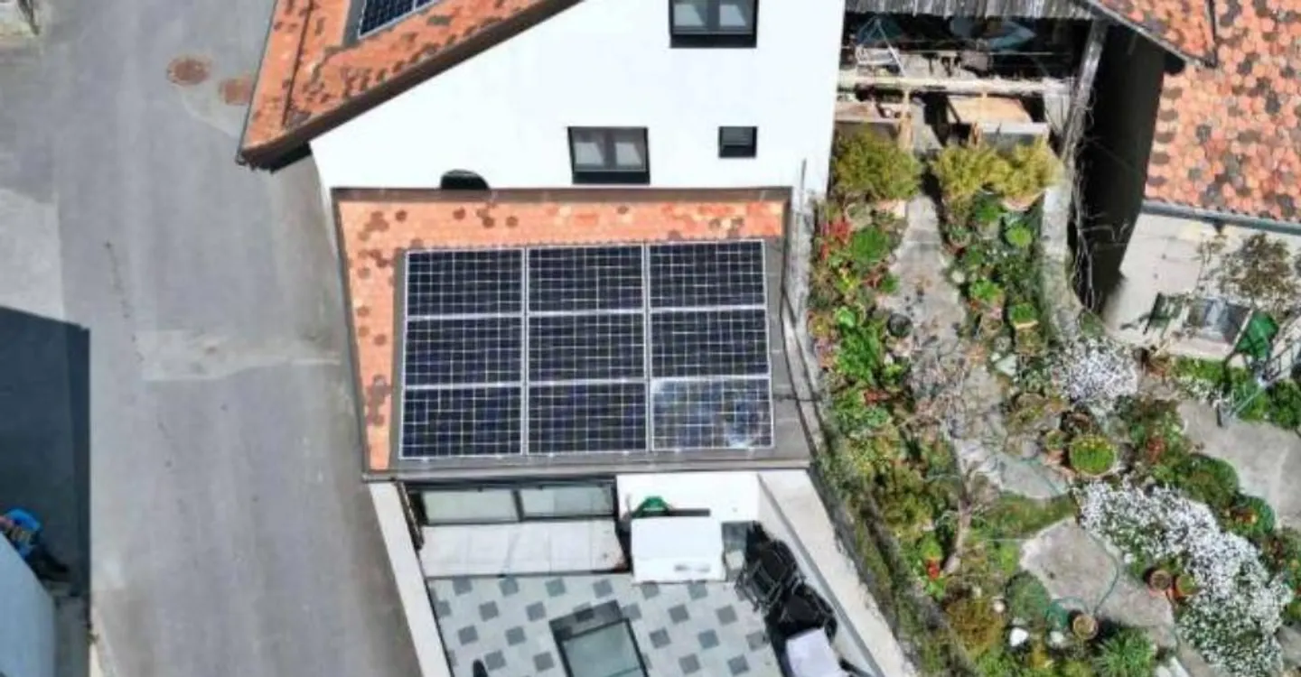 Incantevole casa a schiera di 3½ locali con grande terrazza e posto auto, situata nel cuore del villaggio - Foto 9 di 9